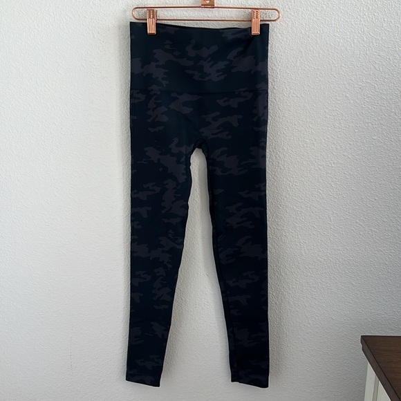 NWT Spanx Look at Me Now Seamless Leggings Black Camo Medium - Picture 3 of 13